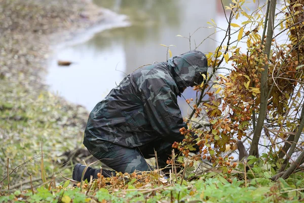 Man snijdt een struik — Stockfoto