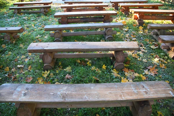 Reihe von Holzbänken — Stockfoto