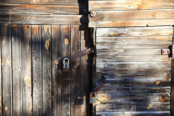 Serratura su vecchia porta di legno — Foto Stock