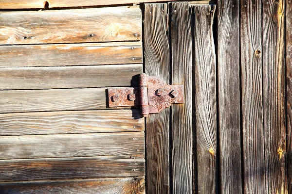 Stary zardzewiały zawias drzwi — Zdjęcie stockowe