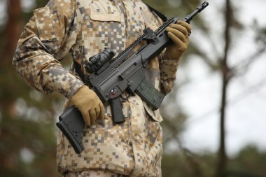 Kamuflaj asker silah tutun