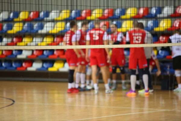 Jogadores de voleibol no fundo tne de rede de voleibol — Fotografia de Stock