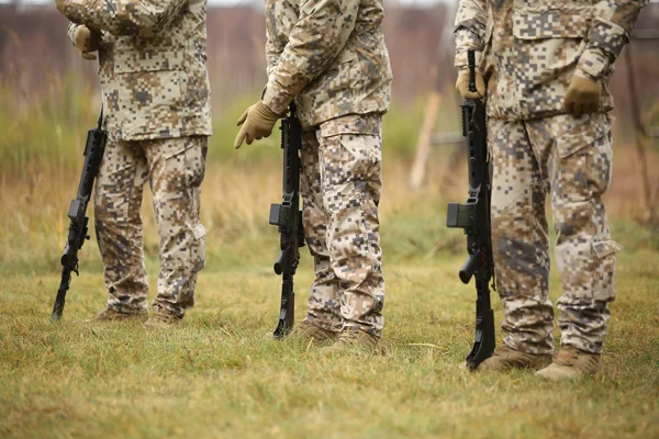 Soldaten houden wapen — Stockfoto