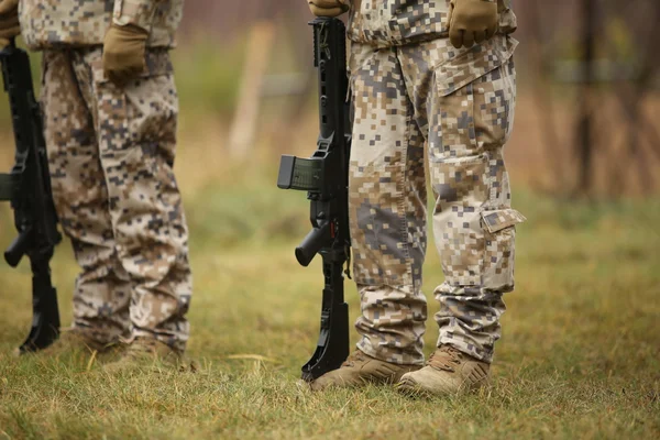 Soldados seguram arma — Fotografia de Stock
