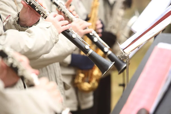 Musicien joue de la clarinette — Photo