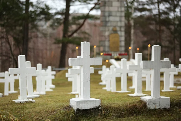Bílé kříže v Lotyšské válečný hřbitov — Stock fotografie