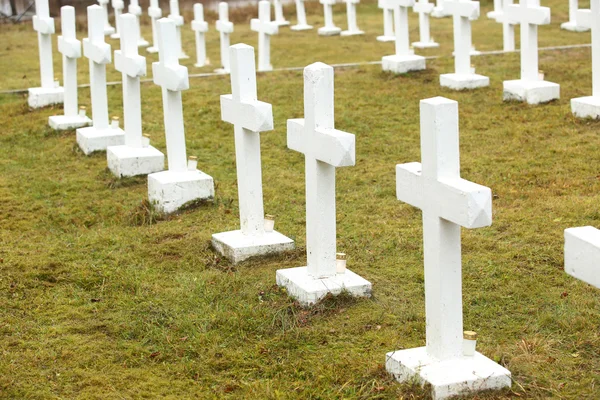 Croci bianche al cimitero di guerra lettone — Foto Stock