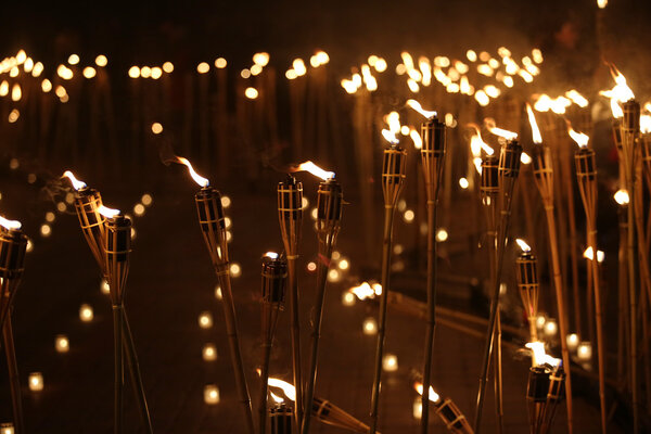 Факелы ночью
