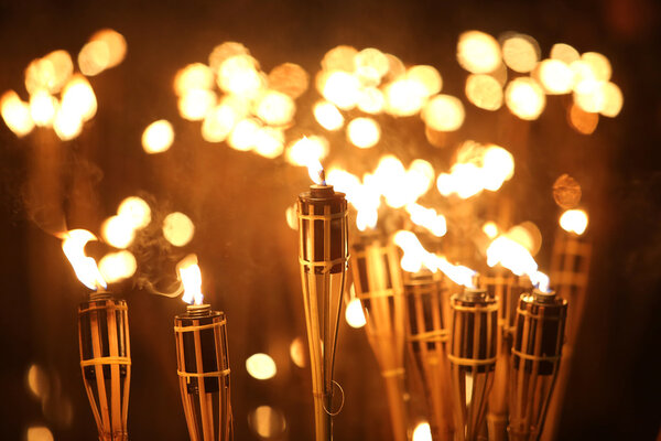 Факелы ночью
