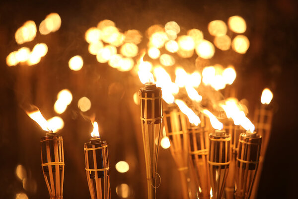 Факелы ночью
