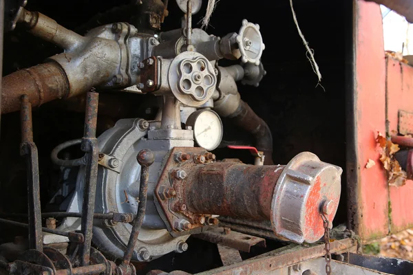 Verlaten vintage brandweerwagen — Stockfoto