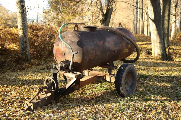 Tanque velho sobre rodas — Fotografia de Stock