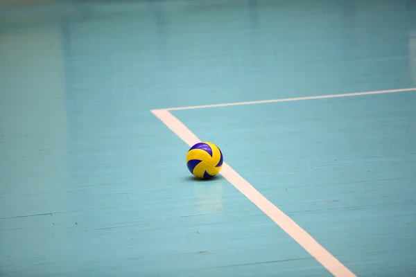 Volleyball auf dem Boden — Stockfoto