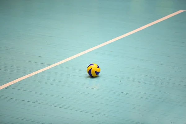 Волейбольный мяч на полу — стоковое фото