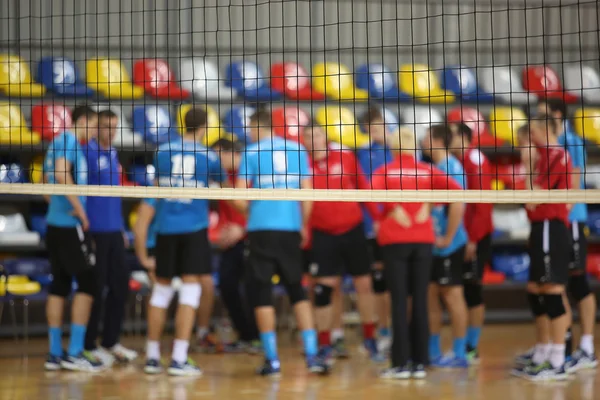 Jogadores de voleibol no fundo tne de rede de voleibol — Fotografia de Stock