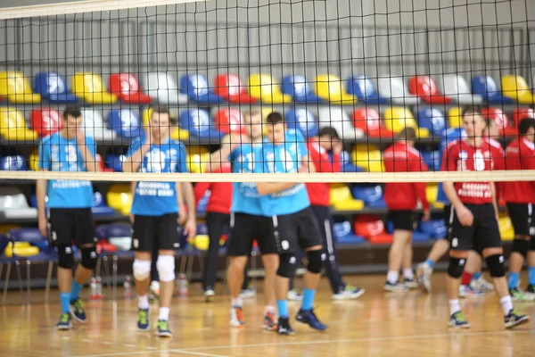 Jogadores de voleibol no fundo tne de rede de voleibol — Fotografia de Stock