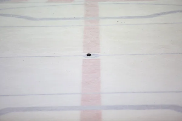 Hokejový puk na ledě — Stock fotografie