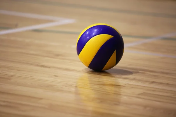 Волейбольный мяч на полу — стоковое фото