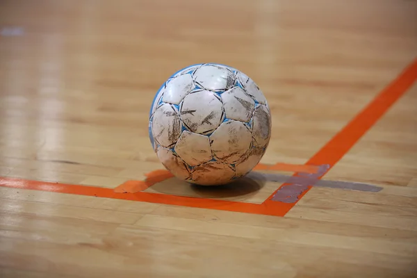 La pelota de futsal en la esquina — Foto de Stock