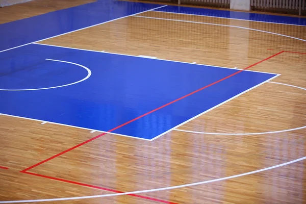 Holzboden der Sporthalle mit Markierungslinien — Stockfoto