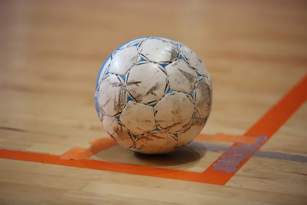 La pelota de futsal en la esquina —  Fotos de Stock