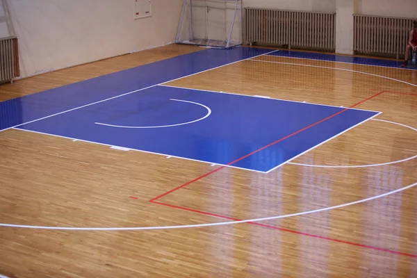 Piso de madeira da sala de esportes com linhas de marcação — Fotografia de Stock