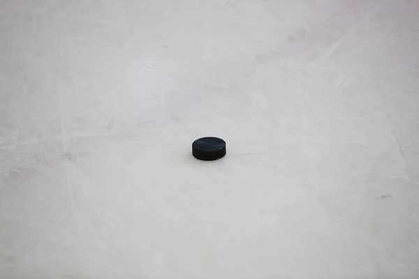 Černá hokejový puk na kluzišti — Stock fotografie