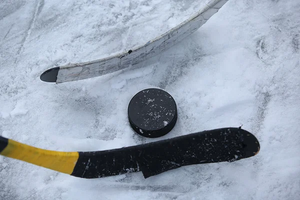 Bâtons de hockey et Puck — Photo