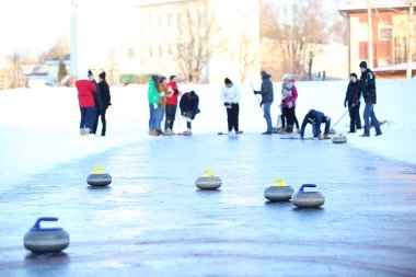 İnsanlar içinde Curling oynamak
