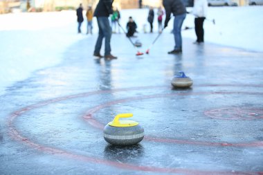 İnsanlar içinde Curling oynamak