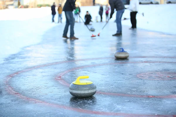 Ludzi grających w Curlingu — Zdjęcie stockowe