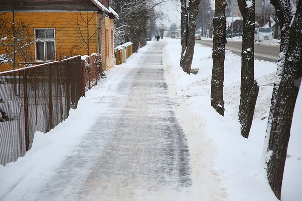 Trottoaren i snötäckta gatan — Stockfoto