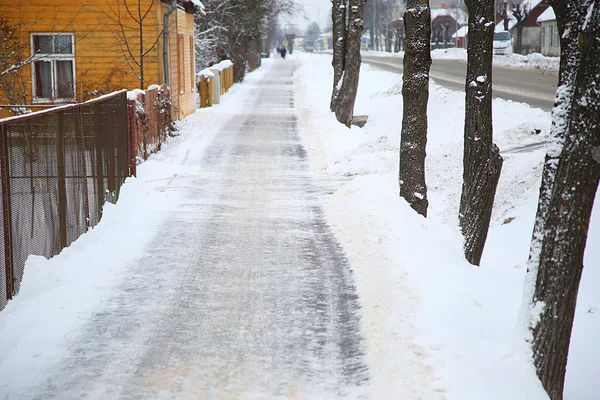 Trottoaren i snötäckta gatan — Stockfoto