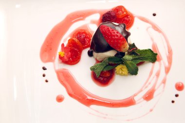 Lor tatlısı tabakta çilek ile