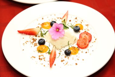 Lor tatlısı tabakta çilek ile