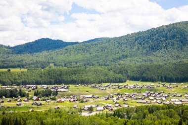 Yeşil dağ manzarası ve vadideki köy 