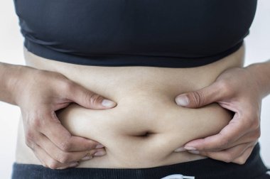 Göbekli şişman bir kadın, beyaz arka planda izole edilmiş..