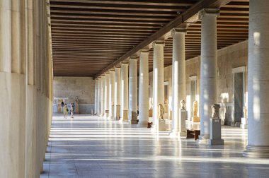  Sütunları olan antik Yunan tapınağı 