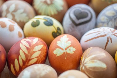 Ahşap arka planda boyanmış Paskalya yumurtaları