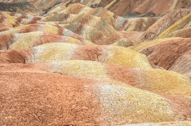 Kızıl dağları olan güzel bir manzara 