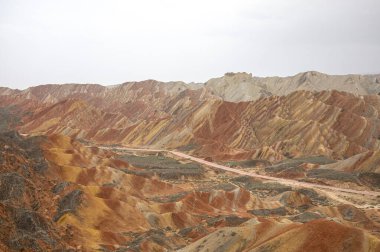 Kızıl dağları olan güzel bir manzara 