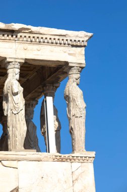 Antik Yunan tapınağının kalıntıları sütunlarla 