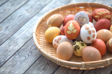 Ahşap arka planda boyanmış Paskalya yumurtaları