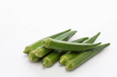 Beyaz arka planda izole edilmiş taze yeşil acı kabak.