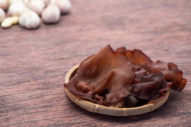 Beyaz arka planda izole edilmiş kurutulmuş mantarlar. 