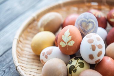 Ahşap arka planda boyanmış Paskalya yumurtaları