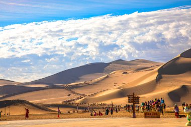 Deve kervanı Sahra Çölü, Fas 'taki kum tepelerinden geçiyor.