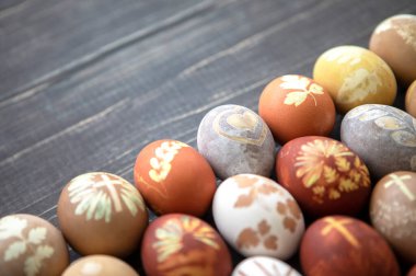 Ahşap arka planda boyanmış Paskalya yumurtaları