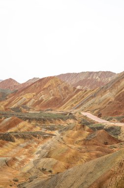 Kızıl dağları olan güzel bir manzara 