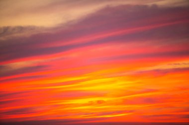 Parlak bulutlu güzel gün batımı gökyüzü
